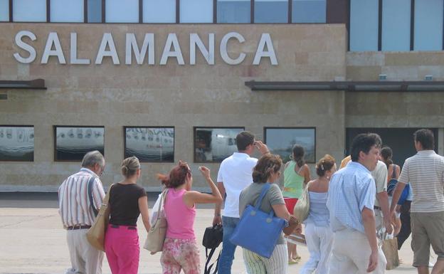 Usuarios del aeropuerto de Matacán, en Salamanca.