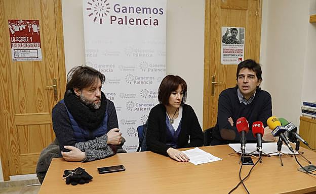 Tres de los cuatro concejales de Ganemos presentan el preacuerdo.