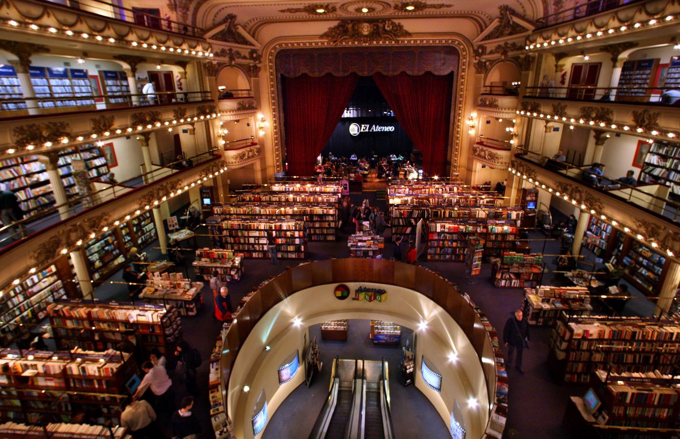 La librería El Ateneo Gran Splendid, una joya arquitectónica de Buenos Aires, es un majestuoso edificio meca de los amantes de los libros y del arte, que acaba de ser elegida por la revista National Geographic como la más bella del mundo | Construido para ser un teatro en 1903 fue reinaugurado en 2000 como librería, hoy es la más grande de América Latina y cuenta con 90.000 títulos y más de 200.000 libros, distribuidos en sus tres pisos y su subsuelo