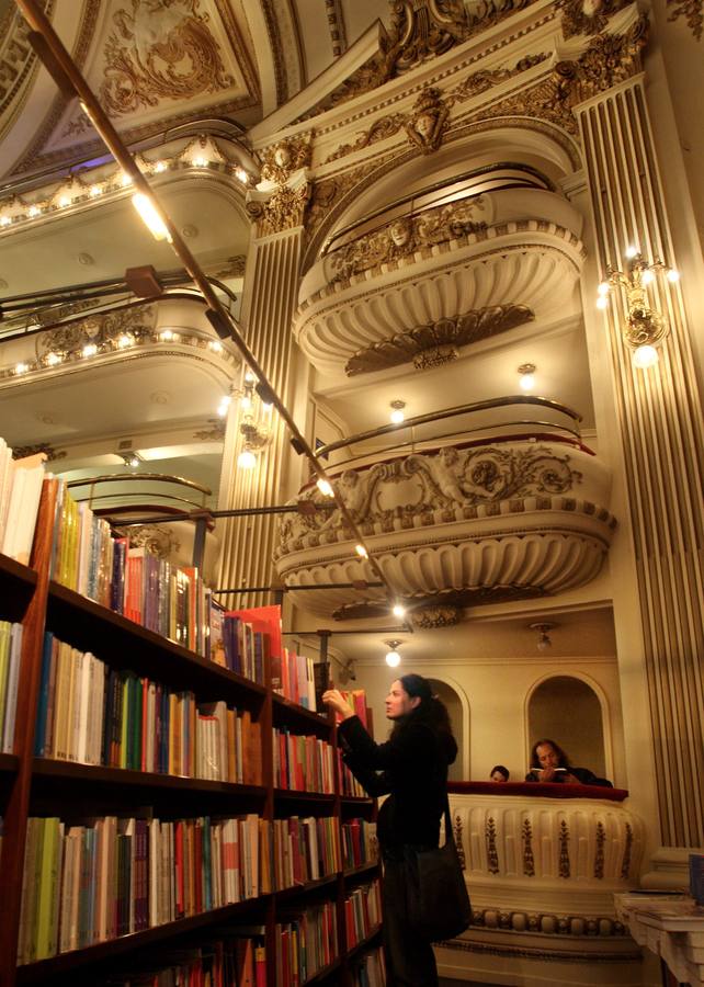 La librería El Ateneo Gran Splendid, una joya arquitectónica de Buenos Aires, es un majestuoso edificio meca de los amantes de los libros y del arte, que acaba de ser elegida por la revista National Geographic como la más bella del mundo | Construido para ser un teatro en 1903 fue reinaugurado en 2000 como librería, hoy es la más grande de América Latina y cuenta con 90.000 títulos y más de 200.000 libros, distribuidos en sus tres pisos y su subsuelo