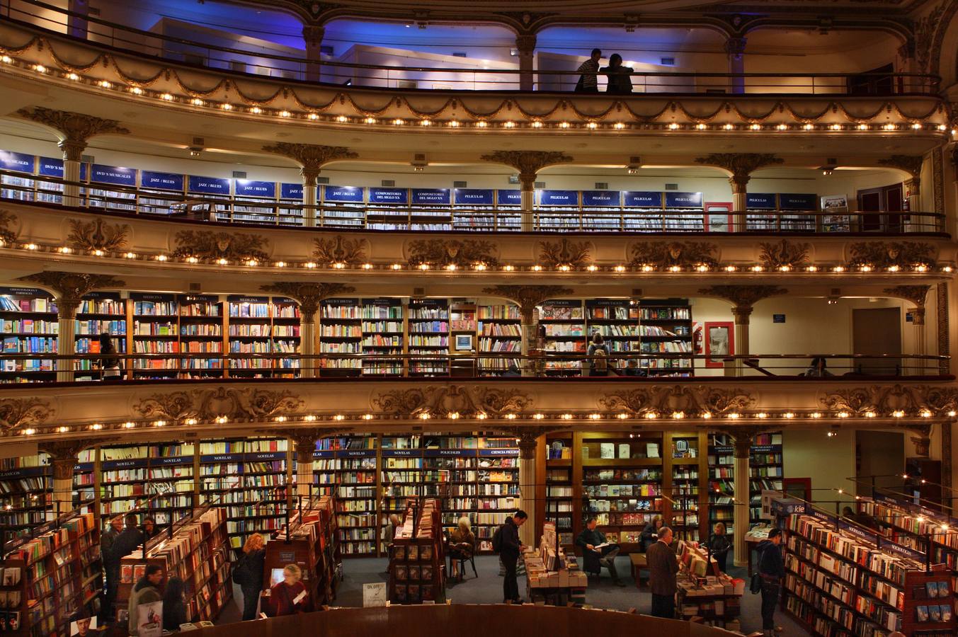 La librería El Ateneo Gran Splendid, una joya arquitectónica de Buenos Aires, es un majestuoso edificio meca de los amantes de los libros y del arte, que acaba de ser elegida por la revista National Geographic como la más bella del mundo | Construido para ser un teatro en 1903 fue reinaugurado en 2000 como librería, hoy es la más grande de América Latina y cuenta con 90.000 títulos y más de 200.000 libros, distribuidos en sus tres pisos y su subsuelo