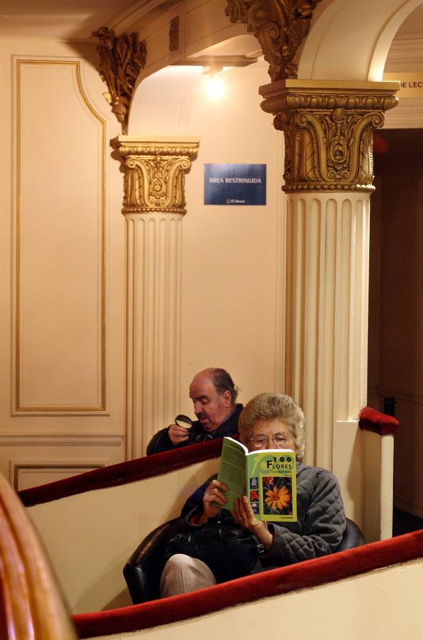La librería El Ateneo Gran Splendid, una joya arquitectónica de Buenos Aires, es un majestuoso edificio meca de los amantes de los libros y del arte, que acaba de ser elegida por la revista National Geographic como la más bella del mundo | Construido para ser un teatro en 1903 fue reinaugurado en 2000 como librería, hoy es la más grande de América Latina y cuenta con 90.000 títulos y más de 200.000 libros, distribuidos en sus tres pisos y su subsuelo