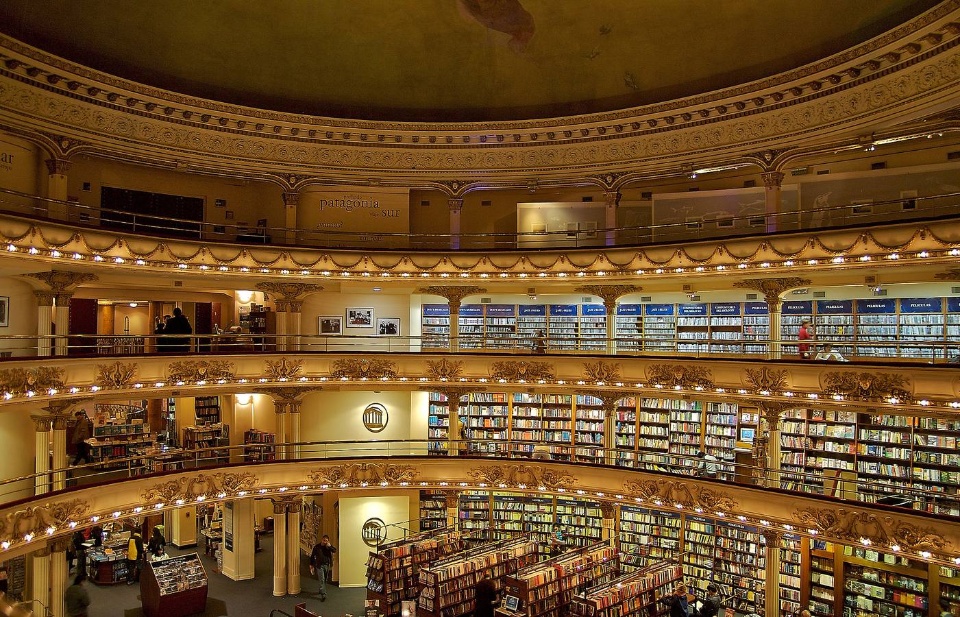 La librería El Ateneo Gran Splendid, una joya arquitectónica de Buenos Aires, es un majestuoso edificio meca de los amantes de los libros y del arte, que acaba de ser elegida por la revista National Geographic como la más bella del mundo | Construido para ser un teatro en 1903 fue reinaugurado en 2000 como librería, hoy es la más grande de América Latina y cuenta con 90.000 títulos y más de 200.000 libros, distribuidos en sus tres pisos y su subsuelo