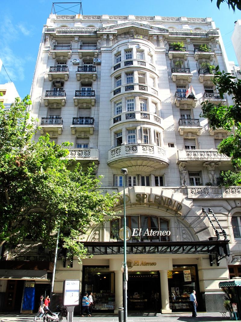 La librería El Ateneo Gran Splendid, una joya arquitectónica de Buenos Aires, es un majestuoso edificio meca de los amantes de los libros y del arte, que acaba de ser elegida por la revista National Geographic como la más bella del mundo | Construido para ser un teatro en 1903 fue reinaugurado en 2000 como librería, hoy es la más grande de América Latina y cuenta con 90.000 títulos y más de 200.000 libros, distribuidos en sus tres pisos y su subsuelo