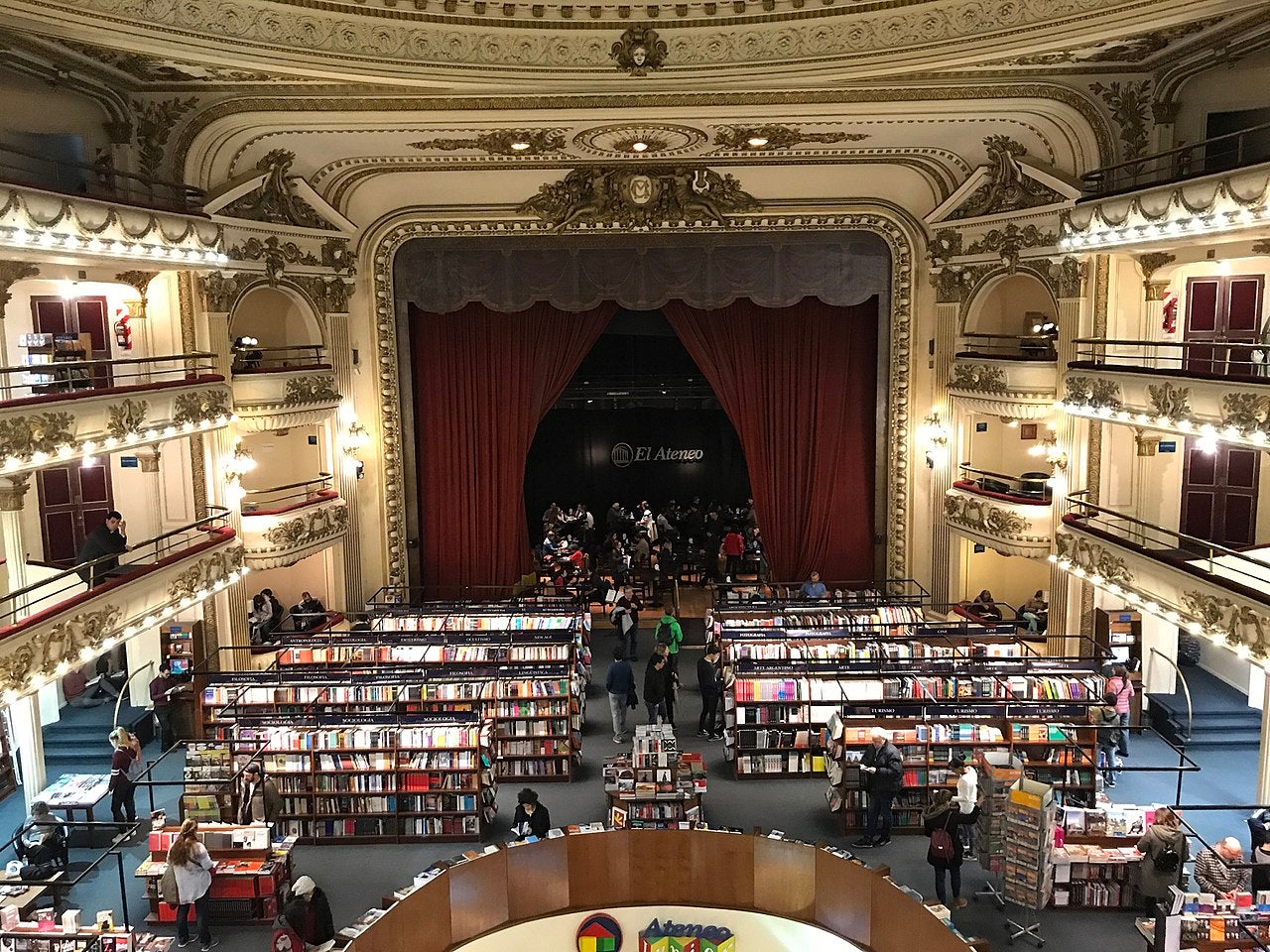 La librería El Ateneo Gran Splendid, una joya arquitectónica de Buenos Aires, es un majestuoso edificio meca de los amantes de los libros y del arte, que acaba de ser elegida por la revista National Geographic como la más bella del mundo | Construido para ser un teatro en 1903 fue reinaugurado en 2000 como librería, hoy es la más grande de América Latina y cuenta con 90.000 títulos y más de 200.000 libros, distribuidos en sus tres pisos y su subsuelo