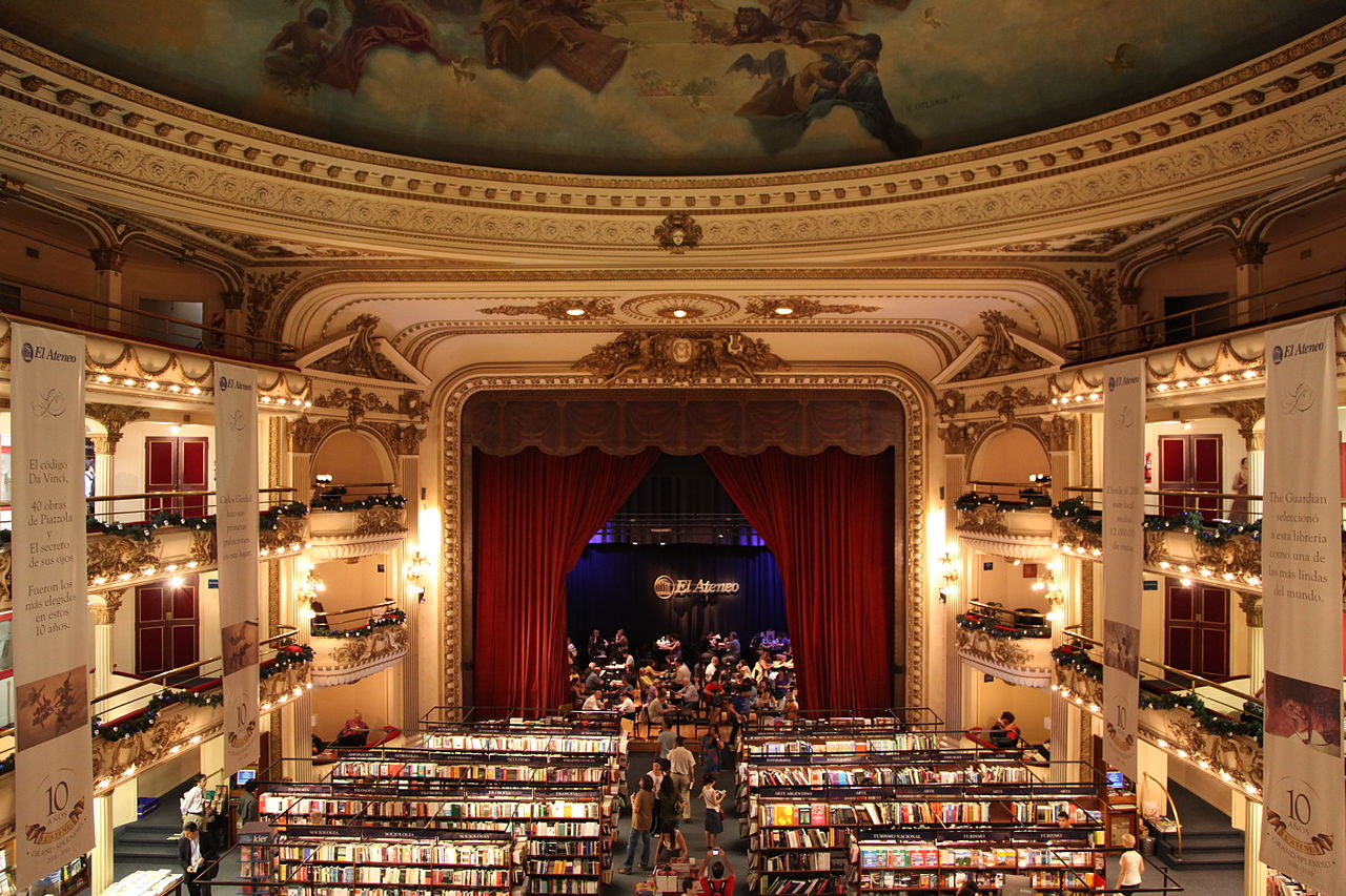 La librería El Ateneo Gran Splendid, una joya arquitectónica de Buenos Aires, es un majestuoso edificio meca de los amantes de los libros y del arte, que acaba de ser elegida por la revista National Geographic como la más bella del mundo | Construido para ser un teatro en 1903 fue reinaugurado en 2000 como librería, hoy es la más grande de América Latina y cuenta con 90.000 títulos y más de 200.000 libros, distribuidos en sus tres pisos y su subsuelo