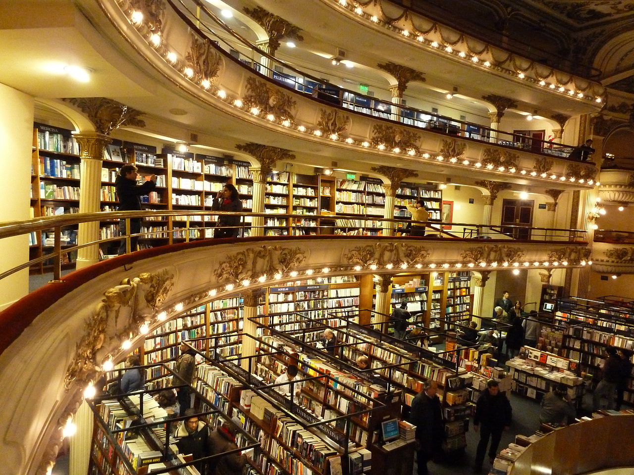 La librería El Ateneo Gran Splendid, una joya arquitectónica de Buenos Aires, es un majestuoso edificio meca de los amantes de los libros y del arte, que acaba de ser elegida por la revista National Geographic como la más bella del mundo | Construido para ser un teatro en 1903 fue reinaugurado en 2000 como librería, hoy es la más grande de América Latina y cuenta con 90.000 títulos y más de 200.000 libros, distribuidos en sus tres pisos y su subsuelo