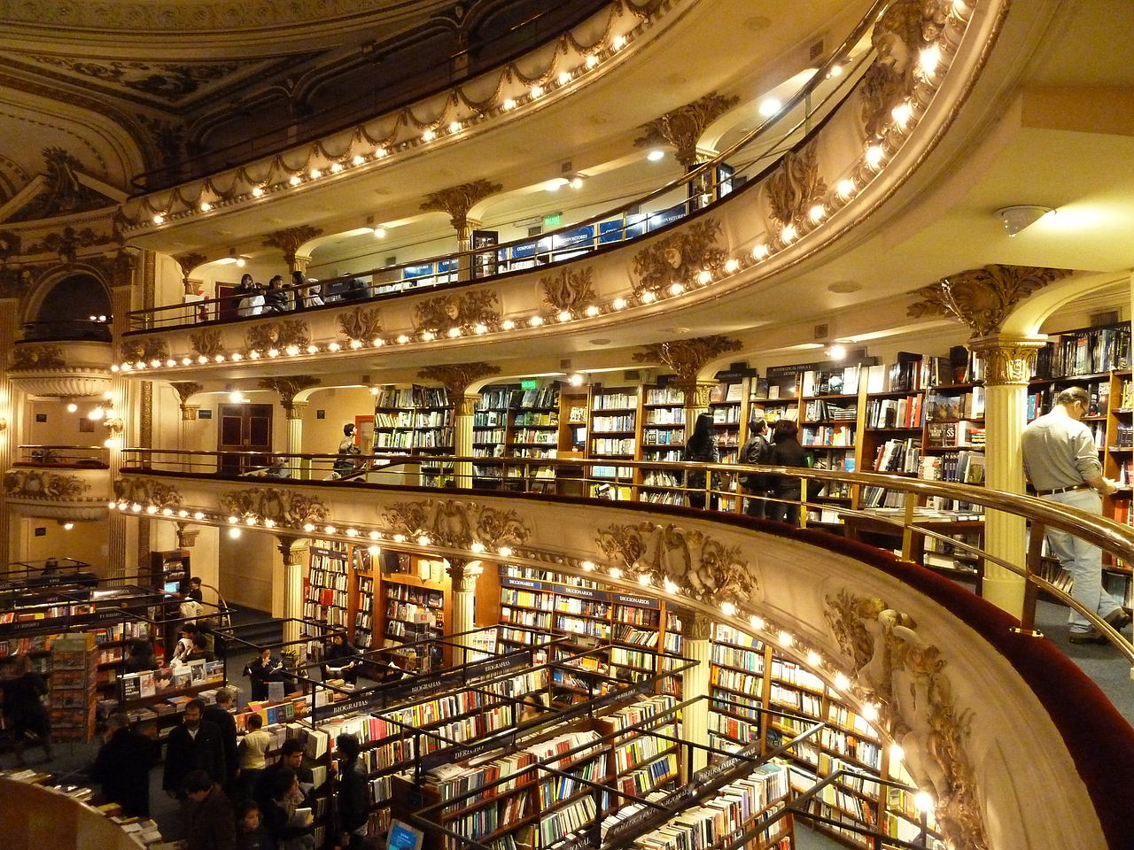 La librería El Ateneo Gran Splendid, una joya arquitectónica de Buenos Aires, es un majestuoso edificio meca de los amantes de los libros y del arte, que acaba de ser elegida por la revista National Geographic como la más bella del mundo | Construido para ser un teatro en 1903 fue reinaugurado en 2000 como librería, hoy es la más grande de América Latina y cuenta con 90.000 títulos y más de 200.000 libros, distribuidos en sus tres pisos y su subsuelo