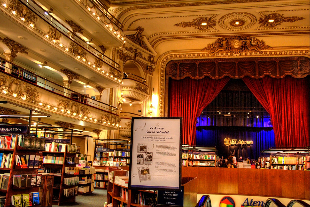 La librería El Ateneo Gran Splendid, una joya arquitectónica de Buenos Aires, es un majestuoso edificio meca de los amantes de los libros y del arte, que acaba de ser elegida por la revista National Geographic como la más bella del mundo | Construido para ser un teatro en 1903 fue reinaugurado en 2000 como librería, hoy es la más grande de América Latina y cuenta con 90.000 títulos y más de 200.000 libros, distribuidos en sus tres pisos y su subsuelo