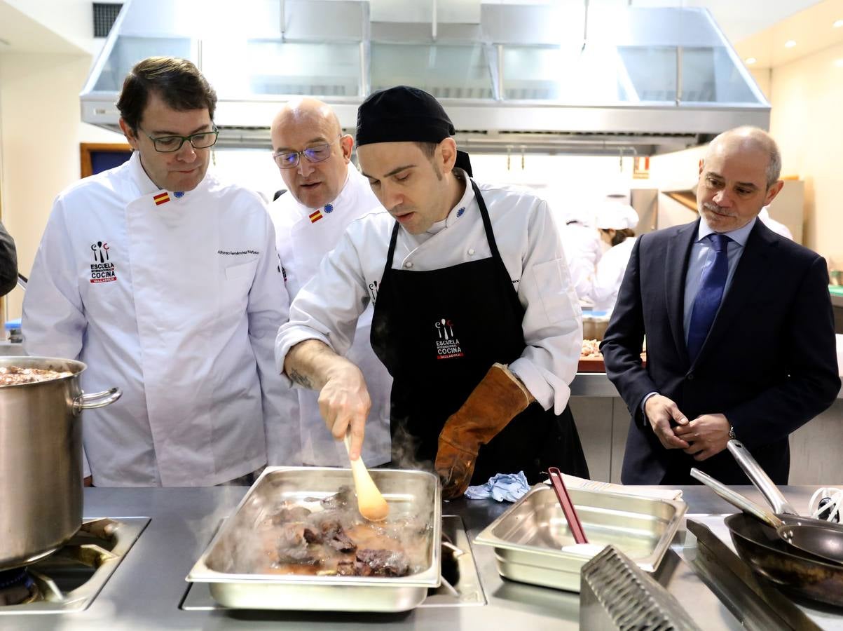 Estuvo acompañado por el presidente del PP provincial, Jesús Julio Carnero, y el presidente de la Cámara de Comerciol, Víctor Caramanzana