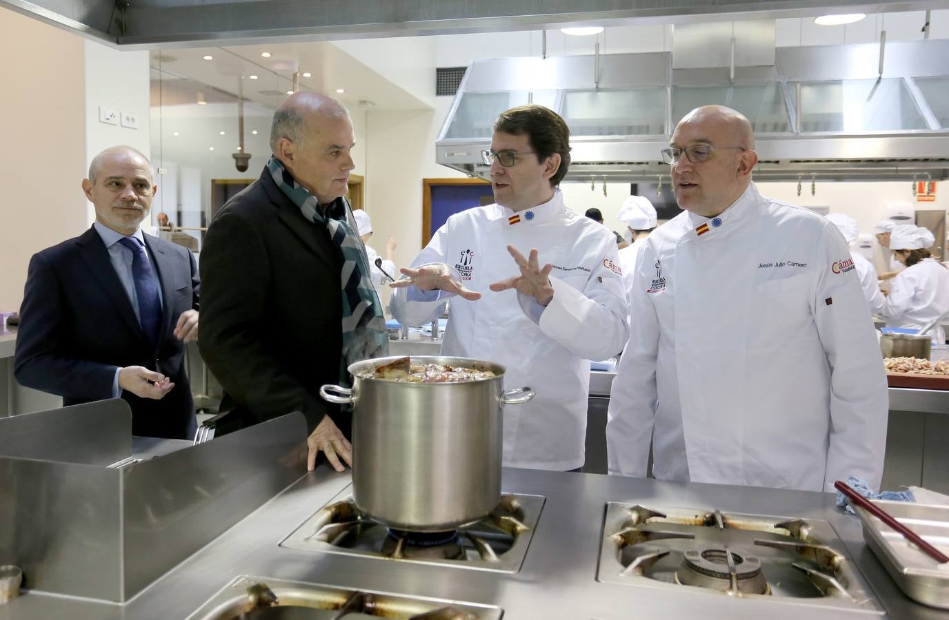 Estuvo acompañado por el presidente del PP provincial, Jesús Julio Carnero, y el presidente de la Cámara de Comerciol, Víctor Caramanzana