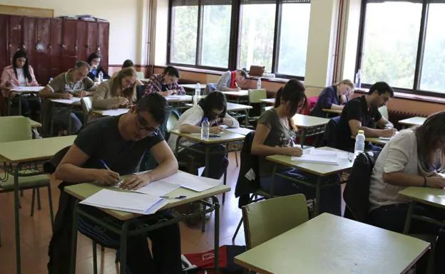Opositores para profesor de Educación Primaria se examina en un aula del instituto de la Vaguada de la Palma de Salamanca.