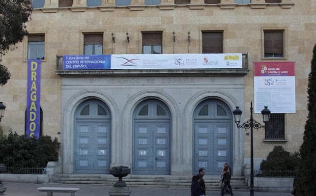Imagen actual del edifico del Banco dde España, con los carteles que anuncian la futura construcción del Centro del Español.