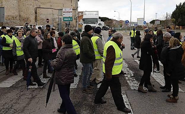 Vecinos de Peñafiel ocupan la travesía para reclamar la construcción de la A-11 el pasado mes de diciembre 