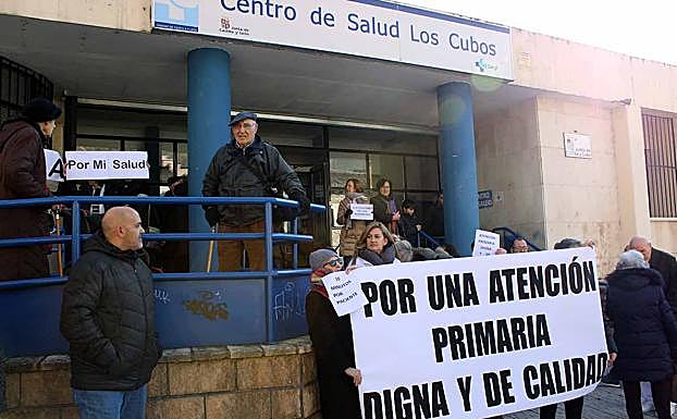 Galería. Un centenar de vecinos apoyan a los profesionales del Centro de Salud de Los Cubos por la sobrecarga de trabajo y escasez de médicos. 