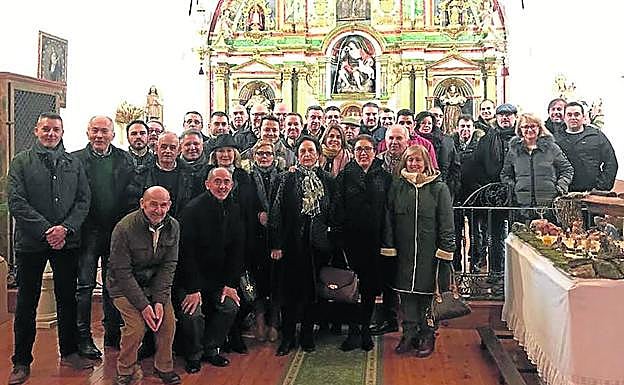 Representantes municipales, tras la celebración religiosa. 