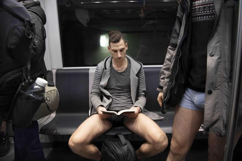 Es la décimo octava edición del 'No Pants Subway Ride', que cada año, desde el 2002, organiza la plataforma de comediantes Improv Everywhere y consiste en quitarse la falda o el pantalón dentro del suburbano con el objetivo de hacer reír a la gente y divertirse