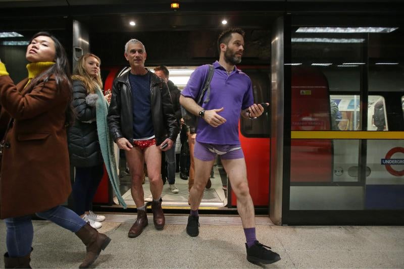 Es la décimo octava edición del 'No Pants Subway Ride', que cada año, desde el 2002, organiza la plataforma de comediantes Improv Everywhere y consiste en quitarse la falda o el pantalón dentro del suburbano con el objetivo de hacer reír a la gente y divertirse