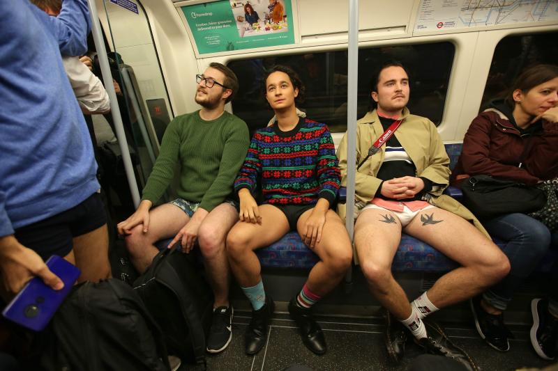 Es la décimo octava edición del 'No Pants Subway Ride', que cada año, desde el 2002, organiza la plataforma de comediantes Improv Everywhere y consiste en quitarse la falda o el pantalón dentro del suburbano con el objetivo de hacer reír a la gente y divertirse