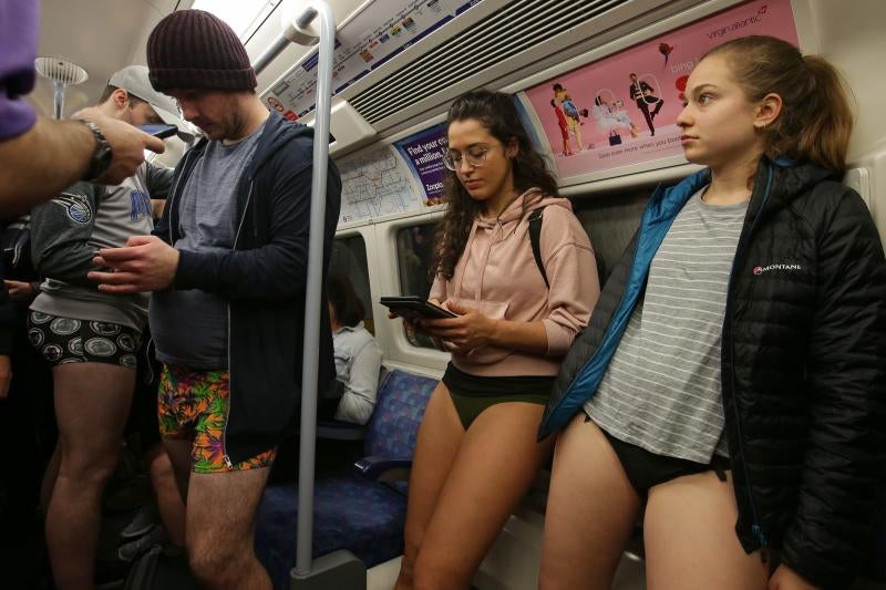 Es la décimo octava edición del 'No Pants Subway Ride', que cada año, desde el 2002, organiza la plataforma de comediantes Improv Everywhere y consiste en quitarse la falda o el pantalón dentro del suburbano con el objetivo de hacer reír a la gente y divertirse