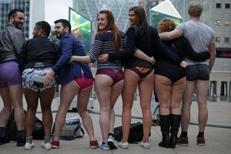 Es la décimo octava edición del 'No Pants Subway Ride', que cada año, desde el 2002, organiza la plataforma de comediantes Improv Everywhere y consiste en quitarse la falda o el pantalón dentro del suburbano con el objetivo de hacer reír a la gente y divertirse