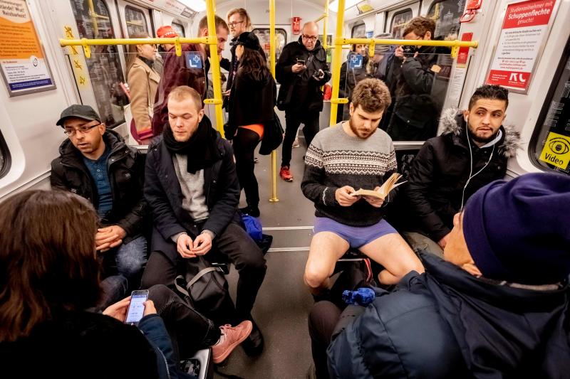 Es la décimo octava edición del 'No Pants Subway Ride', que cada año, desde el 2002, organiza la plataforma de comediantes Improv Everywhere y consiste en quitarse la falda o el pantalón dentro del suburbano con el objetivo de hacer reír a la gente y divertirse