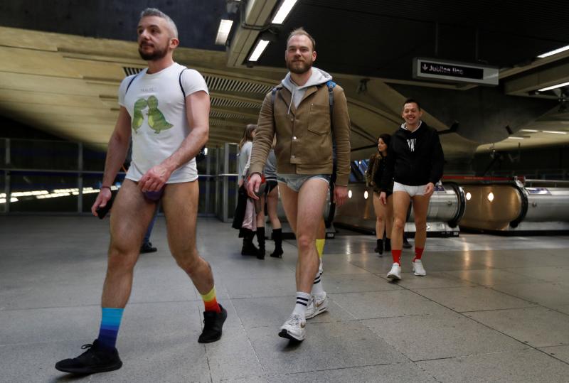 Es la décimo octava edición del 'No Pants Subway Ride', que cada año, desde el 2002, organiza la plataforma de comediantes Improv Everywhere y consiste en quitarse la falda o el pantalón dentro del suburbano con el objetivo de hacer reír a la gente y divertirse