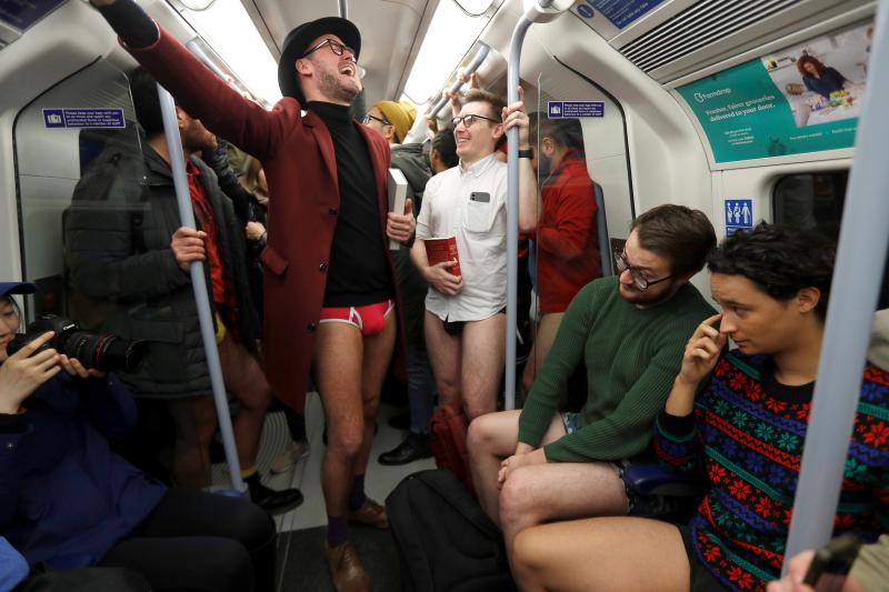 Es la décimo octava edición del 'No Pants Subway Ride', que cada año, desde el 2002, organiza la plataforma de comediantes Improv Everywhere y consiste en quitarse la falda o el pantalón dentro del suburbano con el objetivo de hacer reír a la gente y divertirse