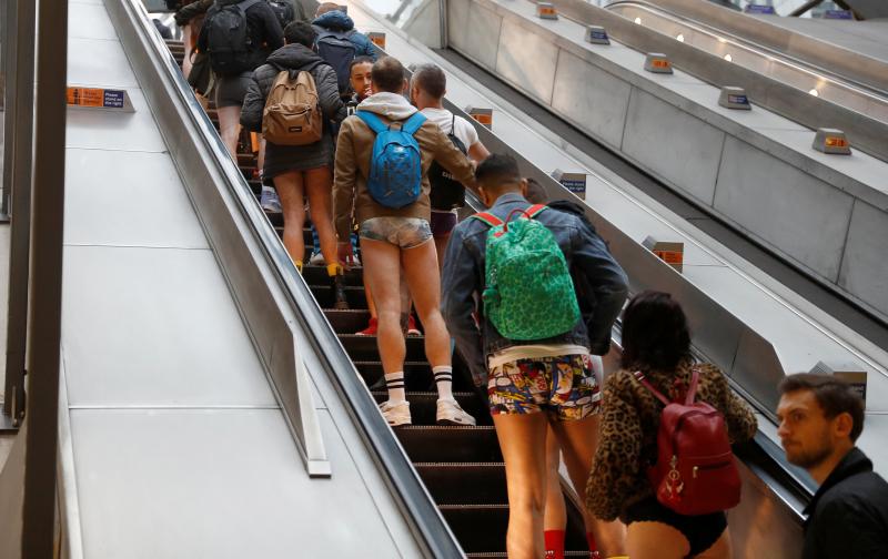 Es la décimo octava edición del 'No Pants Subway Ride', que cada año, desde el 2002, organiza la plataforma de comediantes Improv Everywhere y consiste en quitarse la falda o el pantalón dentro del suburbano con el objetivo de hacer reír a la gente y divertirse