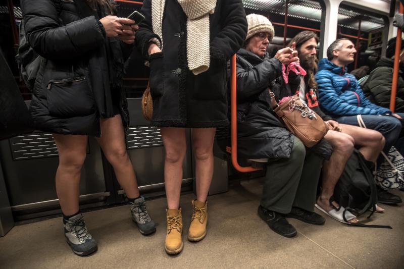 Es la décimo octava edición del 'No Pants Subway Ride', que cada año, desde el 2002, organiza la plataforma de comediantes Improv Everywhere y consiste en quitarse la falda o el pantalón dentro del suburbano con el objetivo de hacer reír a la gente y divertirse