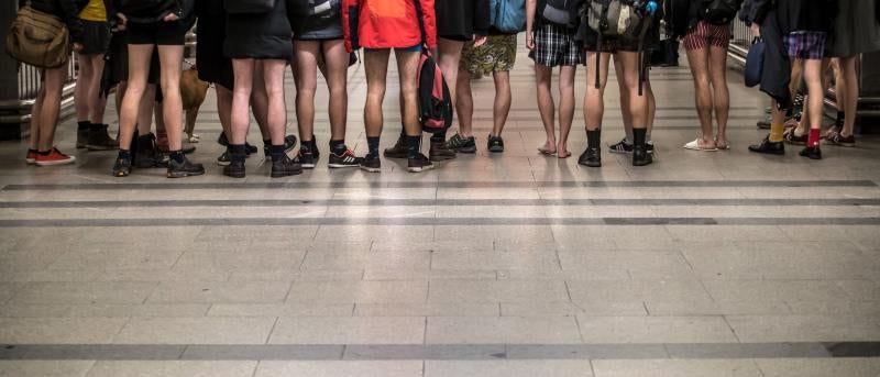 Es la décimo octava edición del 'No Pants Subway Ride', que cada año, desde el 2002, organiza la plataforma de comediantes Improv Everywhere y consiste en quitarse la falda o el pantalón dentro del suburbano con el objetivo de hacer reír a la gente y divertirse