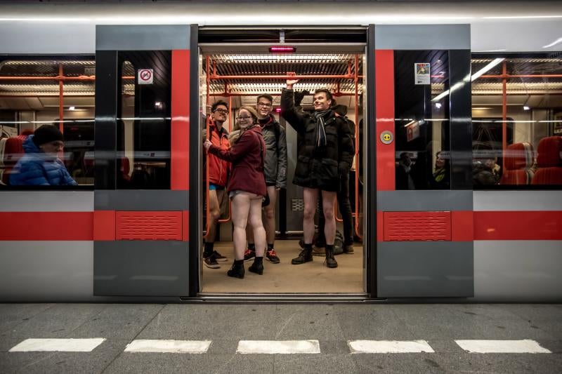 Es la décimo octava edición del 'No Pants Subway Ride', que cada año, desde el 2002, organiza la plataforma de comediantes Improv Everywhere y consiste en quitarse la falda o el pantalón dentro del suburbano con el objetivo de hacer reír a la gente y divertirse