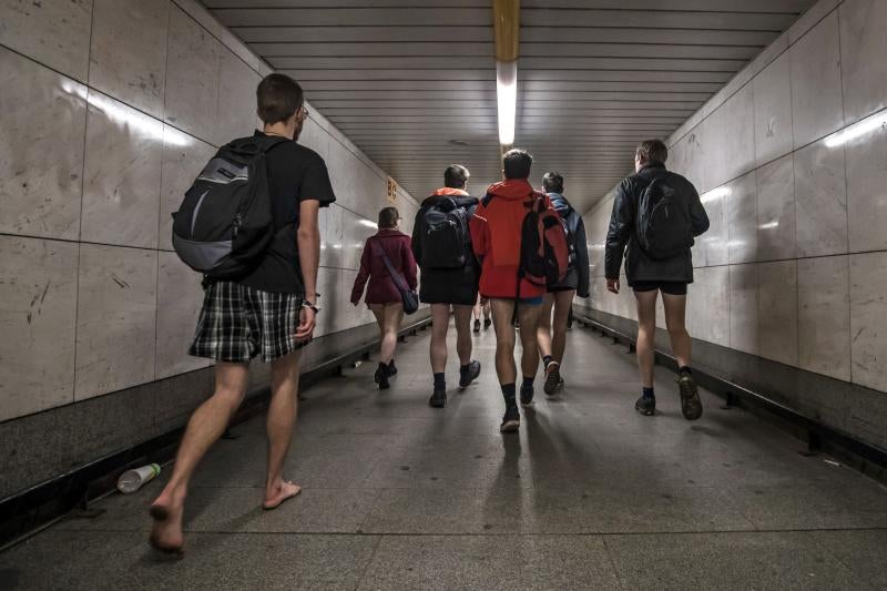 Es la décimo octava edición del 'No Pants Subway Ride', que cada año, desde el 2002, organiza la plataforma de comediantes Improv Everywhere y consiste en quitarse la falda o el pantalón dentro del suburbano con el objetivo de hacer reír a la gente y divertirse