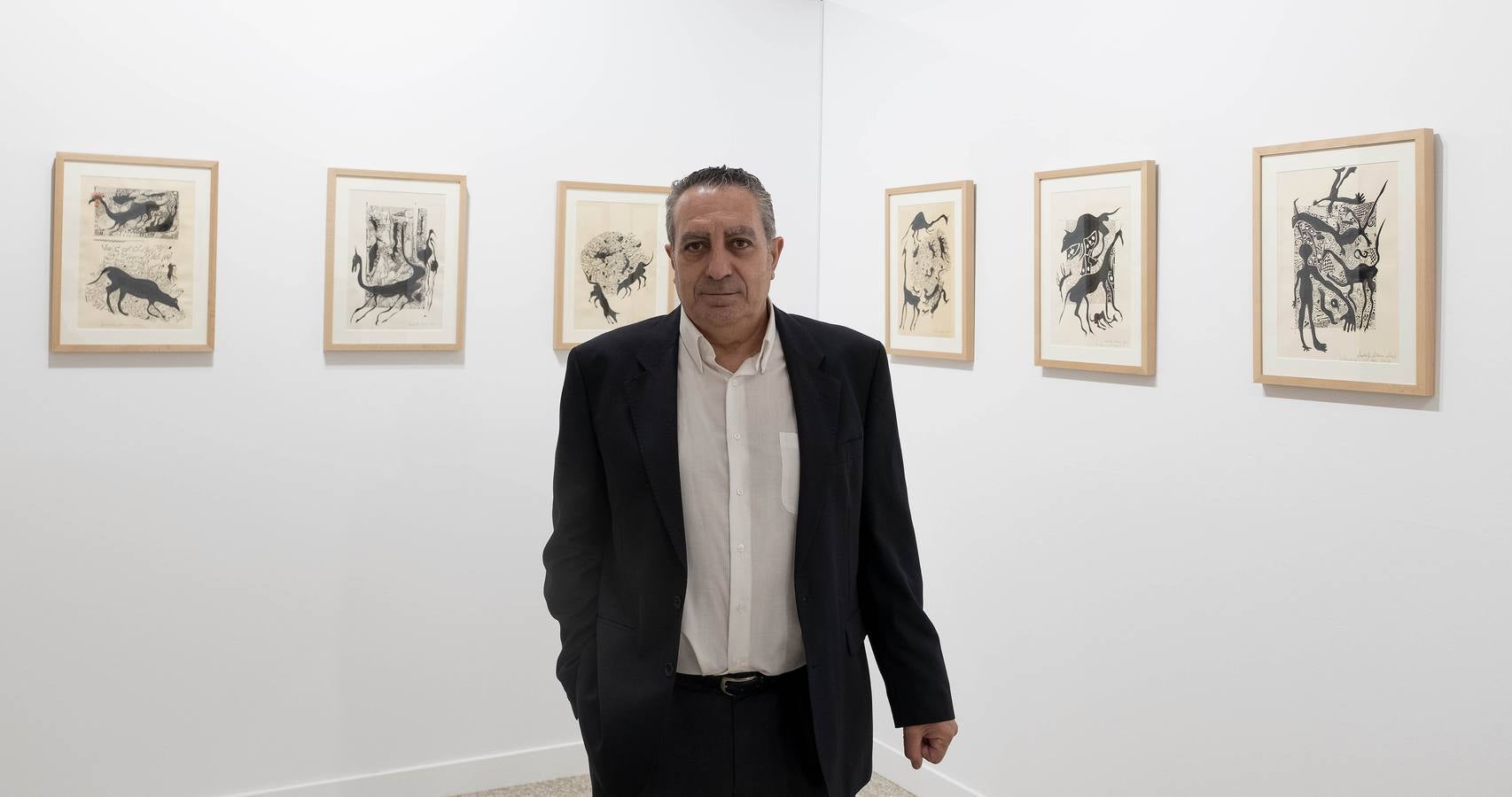 El artista leonés muestra una selección de dibujos y poesía, con presencia en ellas de carbón, en los que recuerda a los hombres que han vivido en la tierra y creado paisajes con su actividad