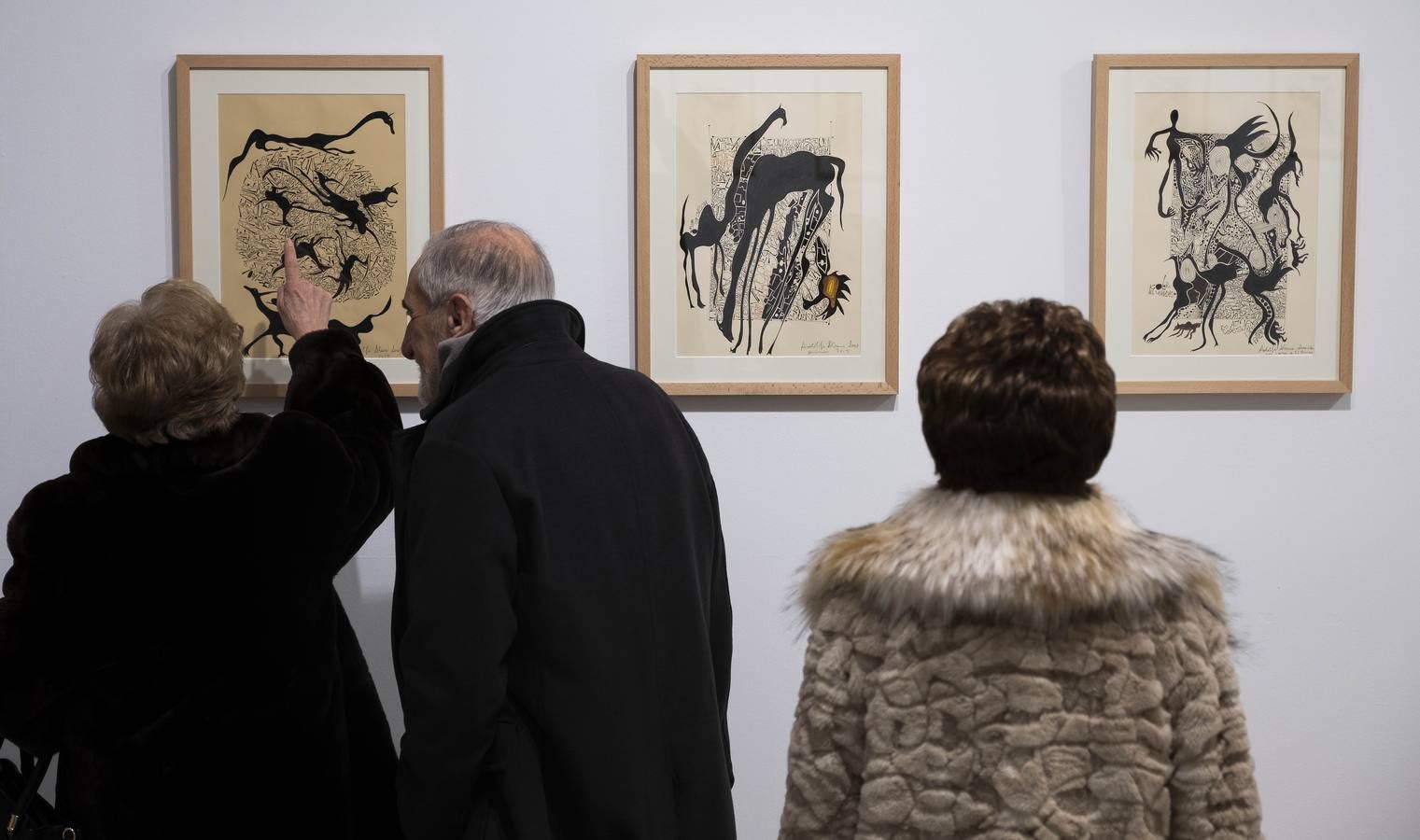 El artista leonés muestra una selección de dibujos y poesía, con presencia en ellas de carbón, en los que recuerda a los hombres que han vivido en la tierra y creado paisajes con su actividad