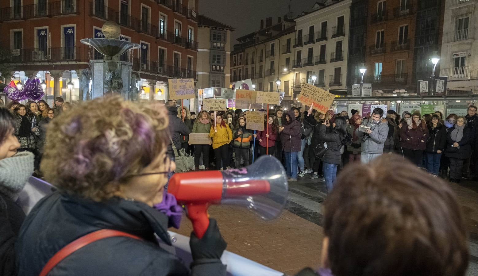 Bajo el lema 'Ni un paso atrás en igualdad', cientos de personas se han manifestado por el centro de la ciudad 