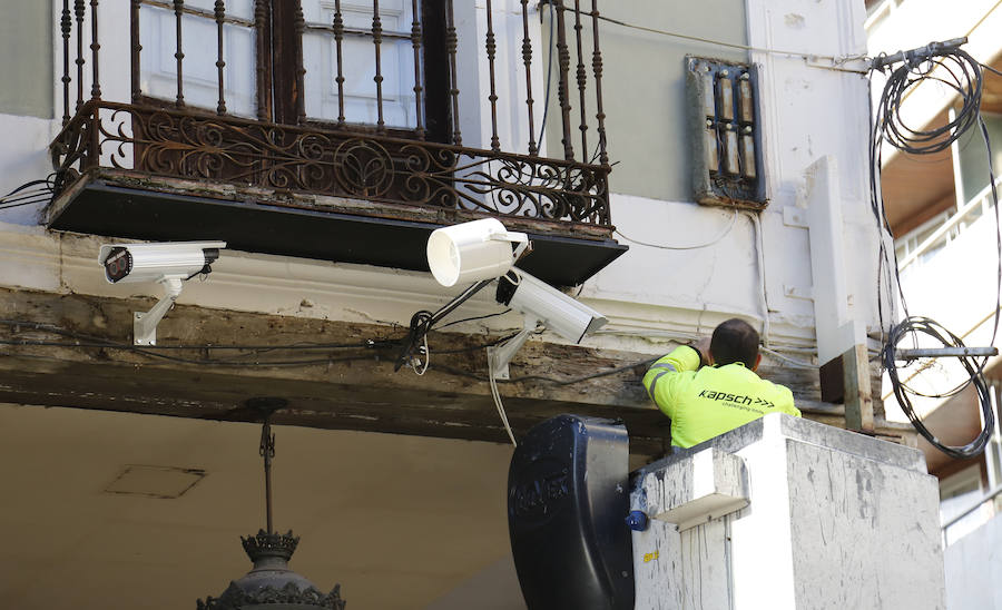 Un operario instala ayer las cámaras de videovigilancia en la Calle Cayor.