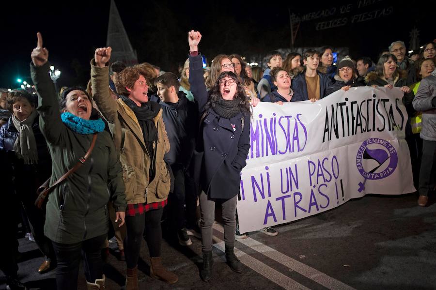 Las feministas lanzaron este martes una amplia movilización en toda España en contra del partido ultraderechista Vox, que causó indignación al denunciar la ley de violencia de género, hasta ahora apoyada de forma unánime por la clase política.