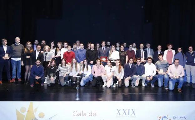 Foto de familia de premiados. 