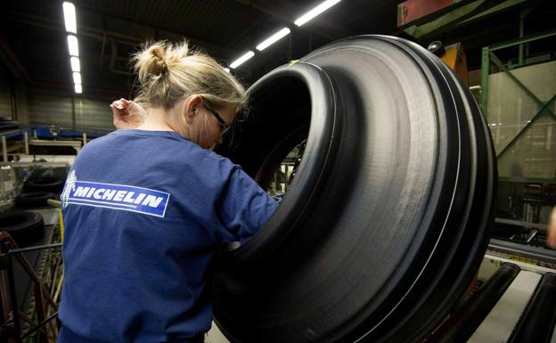 Una mujer trabaja en una planta de Michelin.
