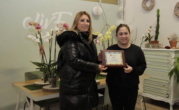 La floristería Olive gana el concurso de escaparates navideños de Laguna de Duero