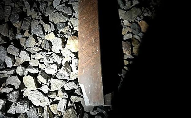 Trozo de carril, un 'cupón', de un metro de longitud que provocó el descarrilamiento del tren en Torrijos.