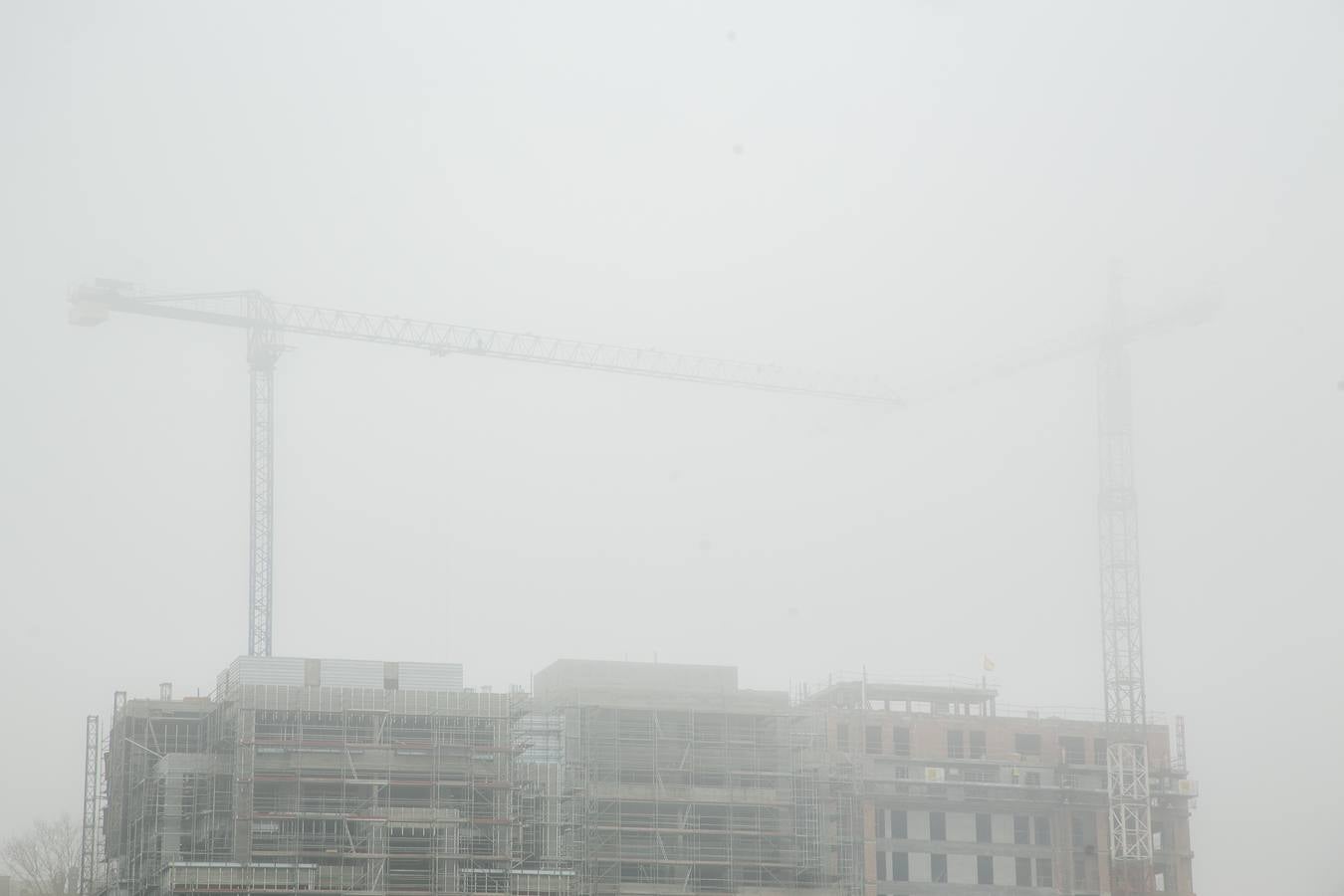 Fotos: Jornada de intensa niebla en Valladolid