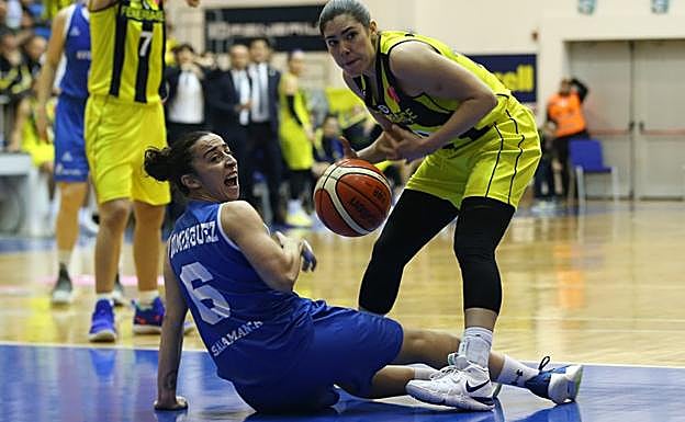 Silvia Domínguez ante Plum en el partido ante el Fenerbahce. 