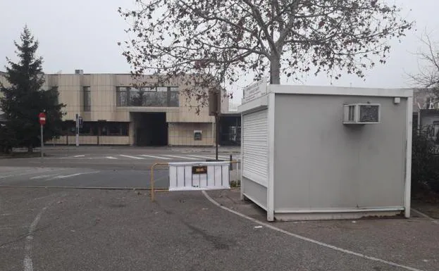 Caseta cerrada en el aparcamiento de la Feria de Muestras de Valladolid. 