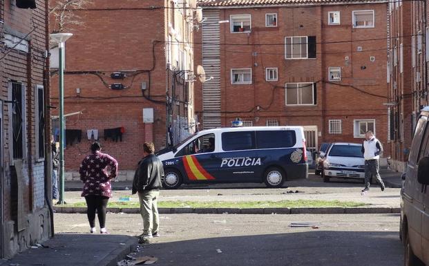 Una patrulla de la Policía Nacional vigila el corazón de Las Viudas. 