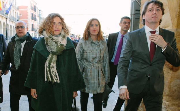 La ministra de Función Pública y Política Territorial, Meritxel Batet, junto a la delegada de Gobierno en Castilla y León, Virginia Barcones, y el alcalde de Soria, Carlos Martínez. 