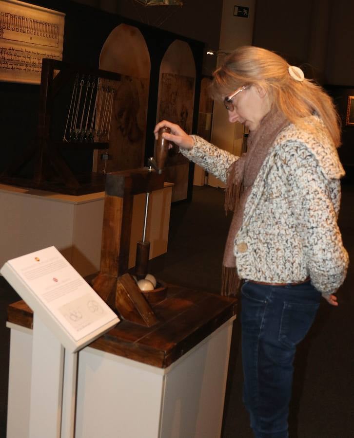 Con motivo del quinto centenario del fallecimiento de Leonardo Da Vinci, la muestra contiene 50 réplicas, la mayoría a tamaño real y otras en maquetas a escala, de inventos pensados por el ilustre italiano