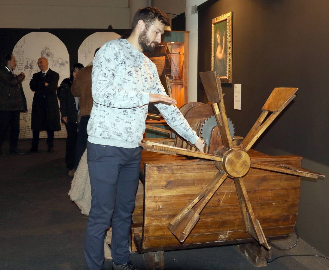 Con motivo del quinto centenario del fallecimiento de Leonardo Da Vinci, la muestra contiene 50 réplicas, la mayoría a tamaño real y otras en maquetas a escala, de inventos pensados por el ilustre italiano