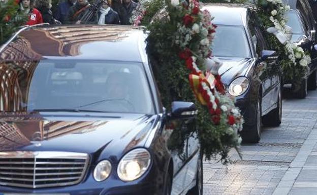 Coches fúnebres durante el traslado al cementerio.